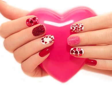 Valentinstagnägel: Die hot right now Nageldesigns und -farben für den Valentinstag